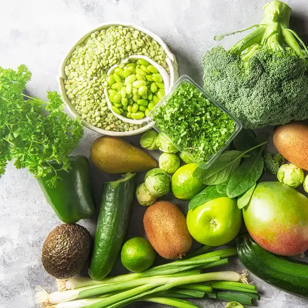 Frisches Gemüse und Salat als Symbol für volumenreiche Ernährung