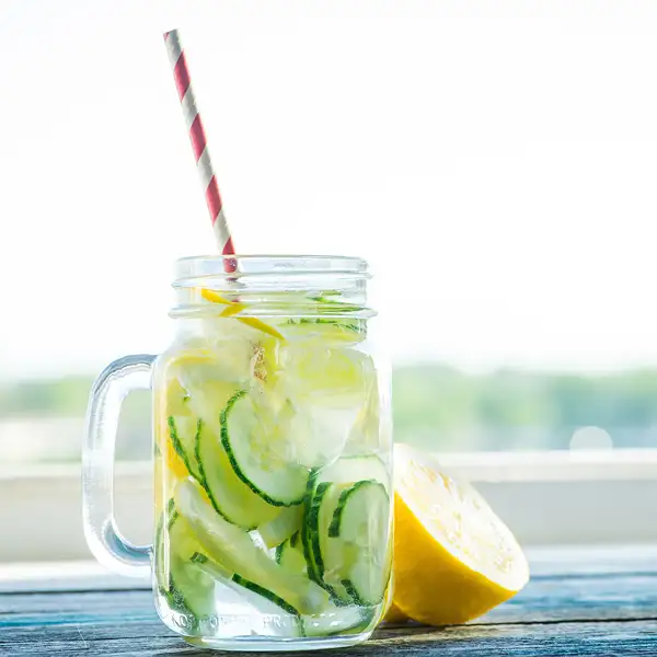 Wasser mit Zitrone als Symbol für ausreichendes Trinken