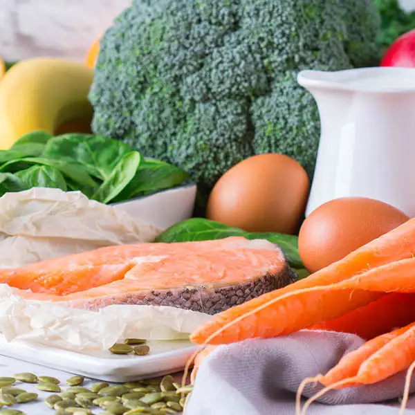Eiweißreiche Lebensmittel mit Fisch, Eiern und Gemüse