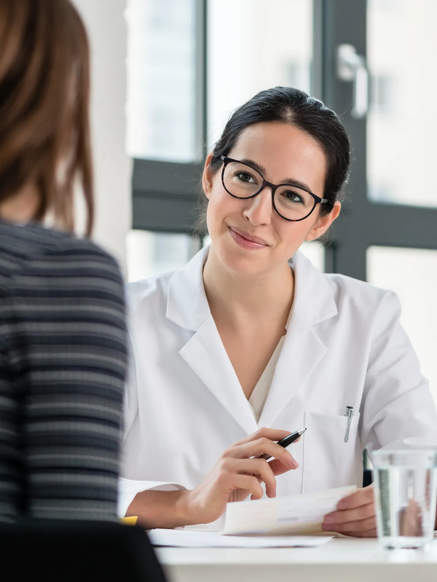 Ärztin im Beratungsgespräch mit einer Patientin zu Gesundheit und Gewichtsmanagement.